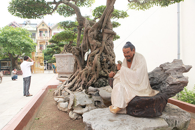 Do tượng “ông Bụt” cũ bị vỡ nên anh Toàn làm một pho tượng “ông Bụt” mới ngồi dưới bóng tán của cây.