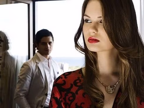 Lay nhau 2 mat con, vo phat hien chong lam chuyen tay dinh nay