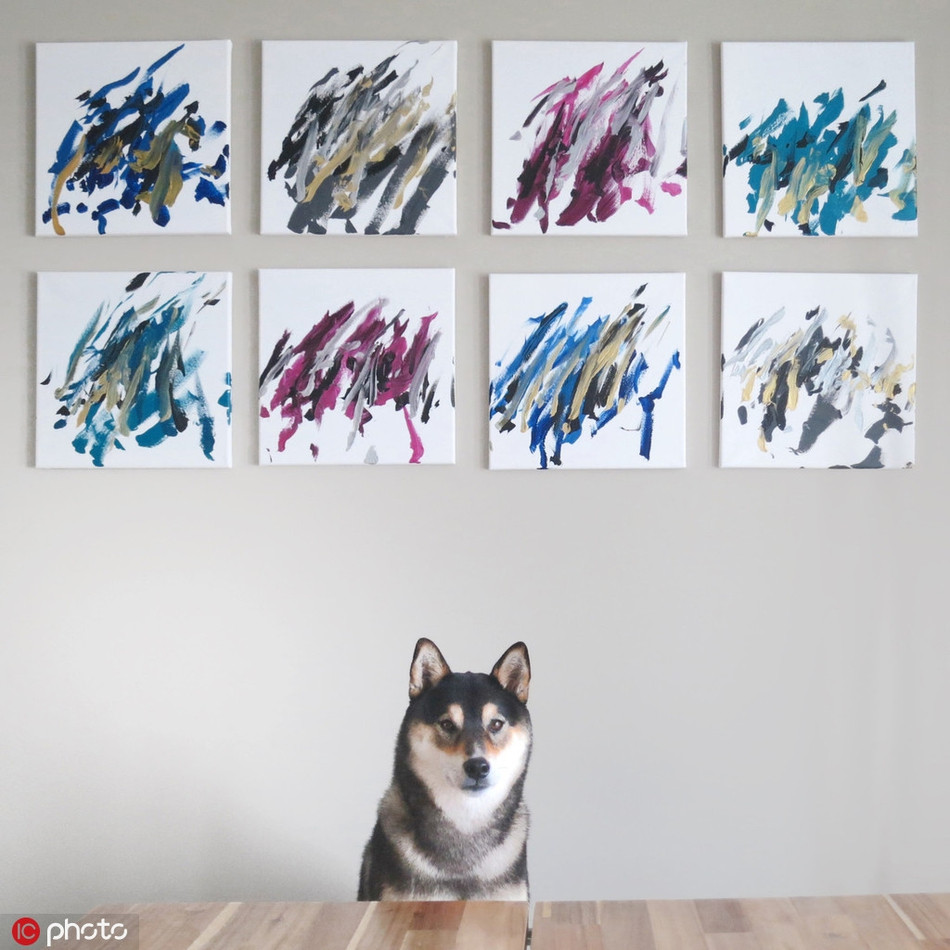 Hunter và bộ sưu tập tranh trừu tượng do chính mình sáng tác.