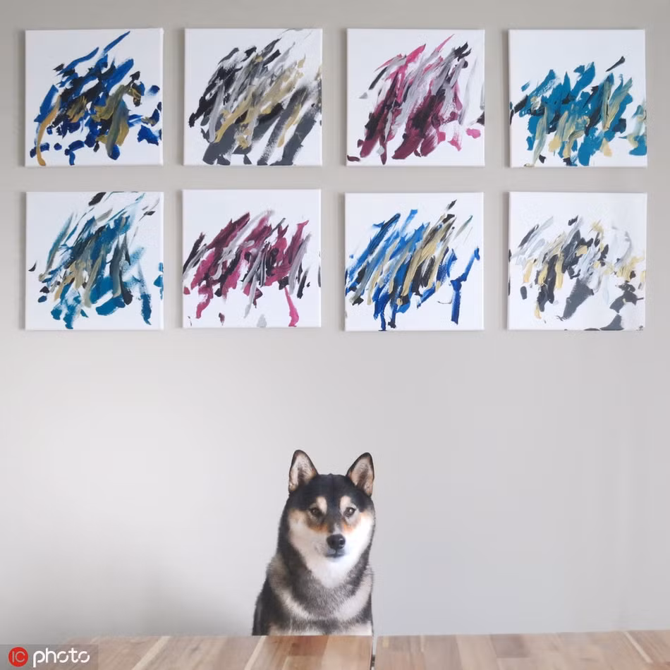 Hunter và bộ sưu tập tranh trừu tượng do chính mình sáng tác.