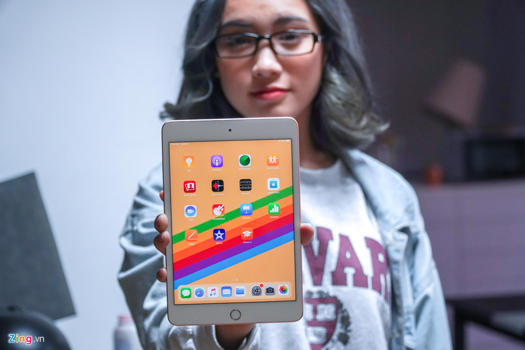 Trong khi đó, iPad mini 2019 vẫn giữ nguyên kích thước 7,9 inch nhỏ gọn. Màn hình này cũng cho chất lượng hiển thị tốt tương đương mẫu iPad Air 2019.