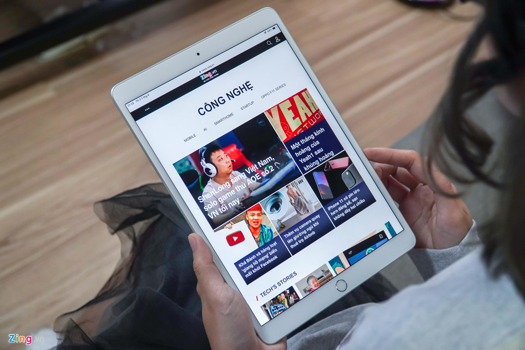 iPad Air 2019 có màn hình 10,5 inch tương đương với phiên bản iPad Pro 2018, nhưng kích thước tổng thể lớn hơn tương đối. Màn hình có độ sáng cao, độ phân giải đạt chuẩn Retina, hỗ trợ công nghệ True Tone cho màu sắc hiển thị sống động.