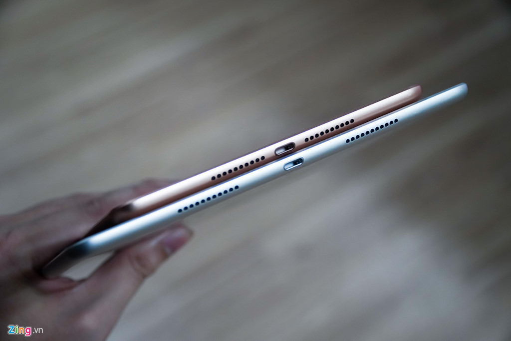 Cạnh đáy của máy chứa loa ngoài và cổng sạc Lightning. Đáng chú ý, cả 2 máy vẫn được Apple giữ lại giắc cắm tai nghe 3,5 mm ở cạnh trên.