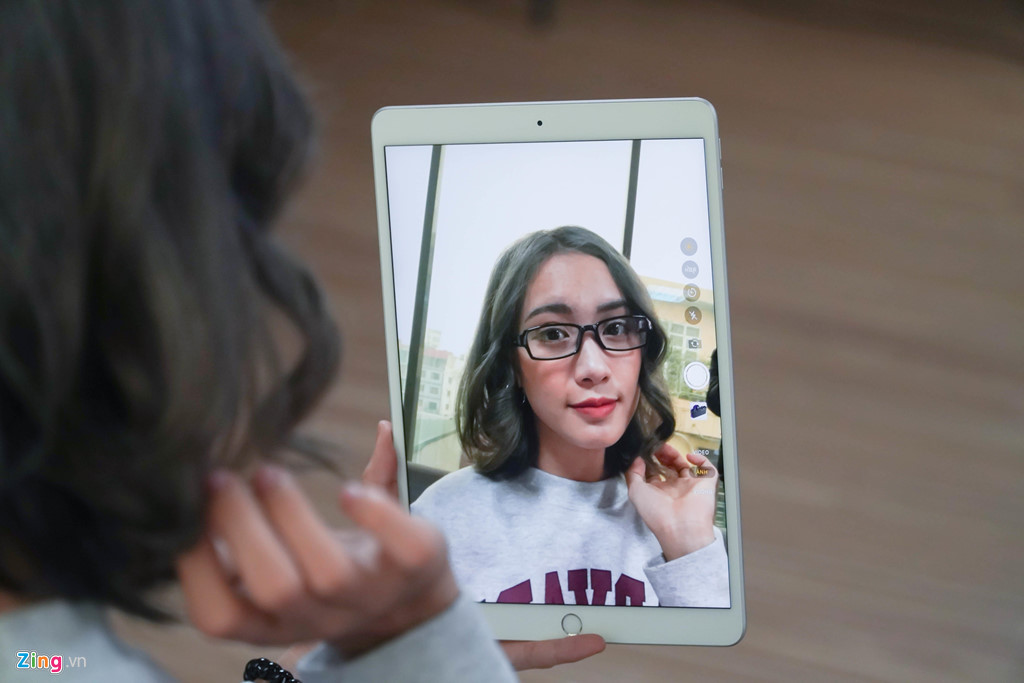 iPad Air và iPad mini 2019 đều được trang bị con chip A12 cùng bộ xử lý AI Neural Engine, mang đến hiệu suất cao hơn 70% và sức mạnh đồ họa tăng gấp đôi so với thế hệ trước. Qua các trải nghiệm thực tế, máy đáp ứng tốt các tác vụ chơi game nặng cũng như chạy đa nhiệm nhiều ứng dụng.