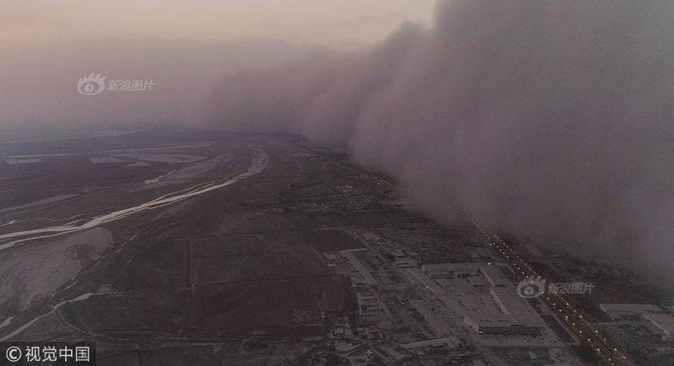 Mới đây, tại thành phố Alar, Tân Cương, bão cát khổng lồ đã xuất hiện và kéo tới và "tấn công" cả thành phố. Gần như ngay lập tức, toàn bộ thành phố trong nháy mắt giống như bị màn đêm bao phủ, cảnh tượng chẳng khác nào ngày tận thế.