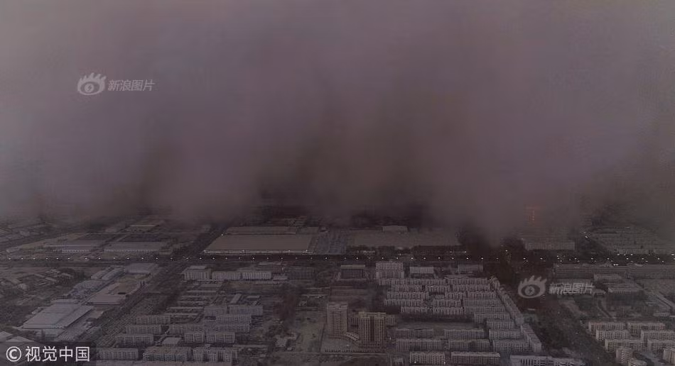 Những người không phải ra đường tận lực ở trong nhà, đóng kín mọi loại cửa.