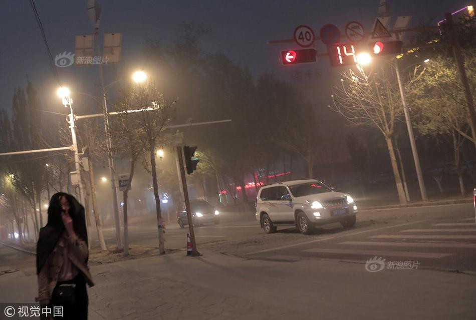 Cảnh tượng bão cát khổng lồ ở thành phố Alar, Tân Cương khiến nhiều người không khỏi rợn tóc gáy.