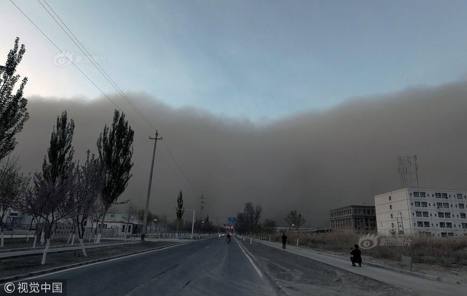Theo thông tin đăng tải, bão cát kèm theo gió giật, bao trùm toàn bộ thành phố Alar chỉ trong khoảng 10 phút đồng hồ.