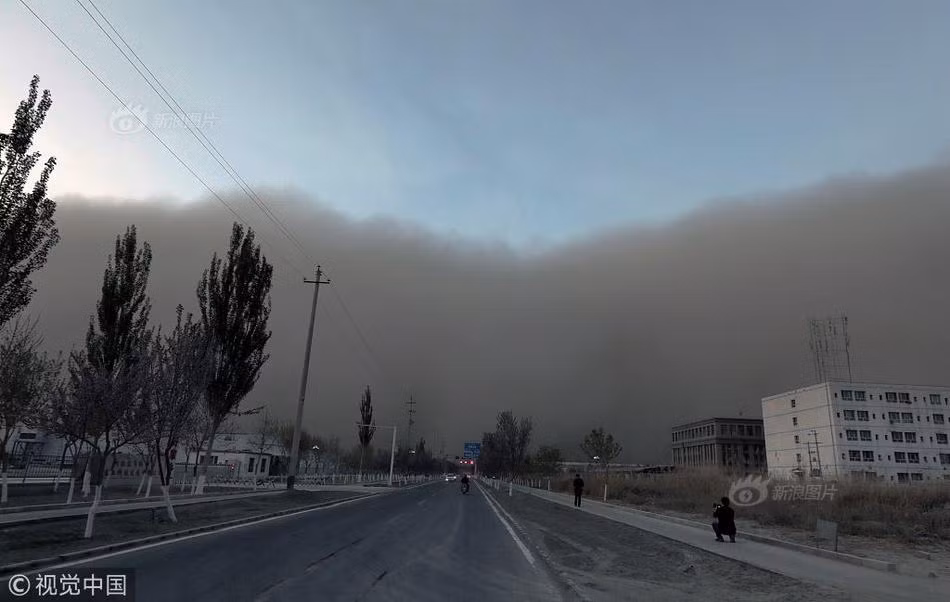 Theo thông tin đăng tải, bão cát kèm theo gió giật, bao trùm toàn bộ thành phố Alar chỉ trong khoảng 10 phút đồng hồ.