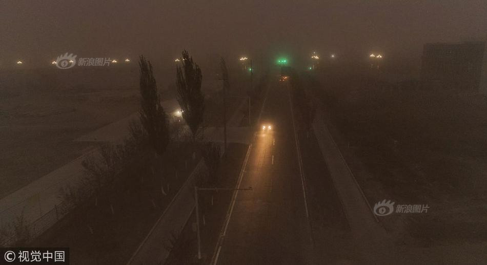 Trong những hình ảnh có thể thấy, cơn bão cát mạnh lên giống hệt như những bức tường cát khổng lồ, dễ dàng bao vây và nuốt chửng cả thành phố.