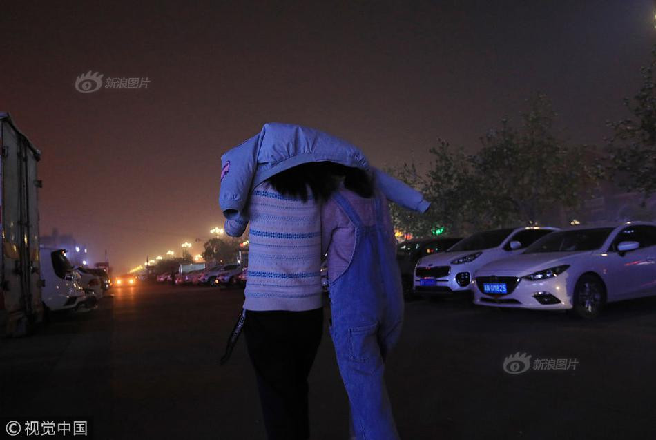 Đèn đường khắp nơi cũng được bật lên để phục vụ người dân.