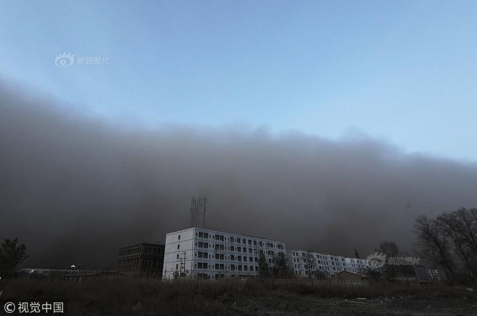 Trước đó không lâu, cục khí tượng địa phương đã đưa ra lời cảnh báo cấp độ cao cho hiện tượng bão cát mạnh.