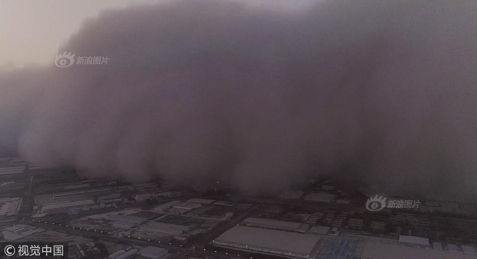 Những người bắt buộc phải ra đường thì cố gắng kiếm chỗ trú chân hoặc che chắn kỹ khi di chuyển.