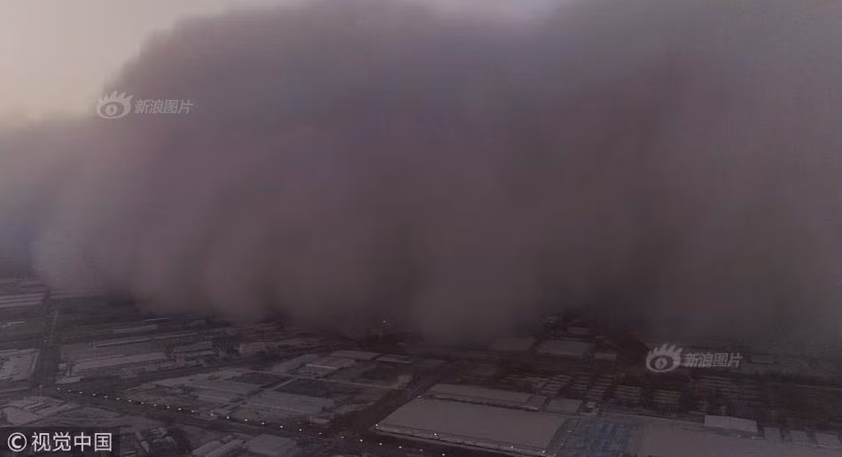 Những người bắt buộc phải ra đường thì cố gắng kiếm chỗ trú chân hoặc che chắn kỹ khi di chuyển.