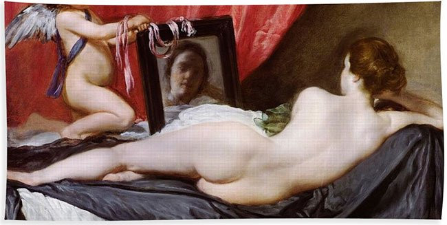  4. The Rokeby Venus Bản thân bức tranh này đã là một bí ẩn, vì khuôn mặt phản chiếu trên gương của thần Vệ Nữ không hề xinh đẹp và thánh thiện như người ta thường tưởng tượng. Bức tranh này cũng chứa một vài sức mạnh siêu nhiên bí ẩn. Tất cả chủ nhân của bức tranh này đều bị tai ương theo đuổi, và đều cố gắng vứt bức tranh đi. Vào đầu thế kỷ 20, bức tranh được để tại thư viện quốc gia London, và tiếp tục gây ra nhiều điều kỳ lạ tại đây, tới năm 1914, một nhà hoạt động nữ quyền đã đâm bức tranh này bằng 5 nhát dao mổ thịt, và từ đó tới nay, lời nguyền của bức tranh hoàn toàn chấm dứt. 