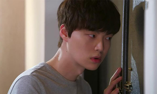 Nhin hang xom tam khong dong cua, nguoi phu nu gap chuyen kinh hai