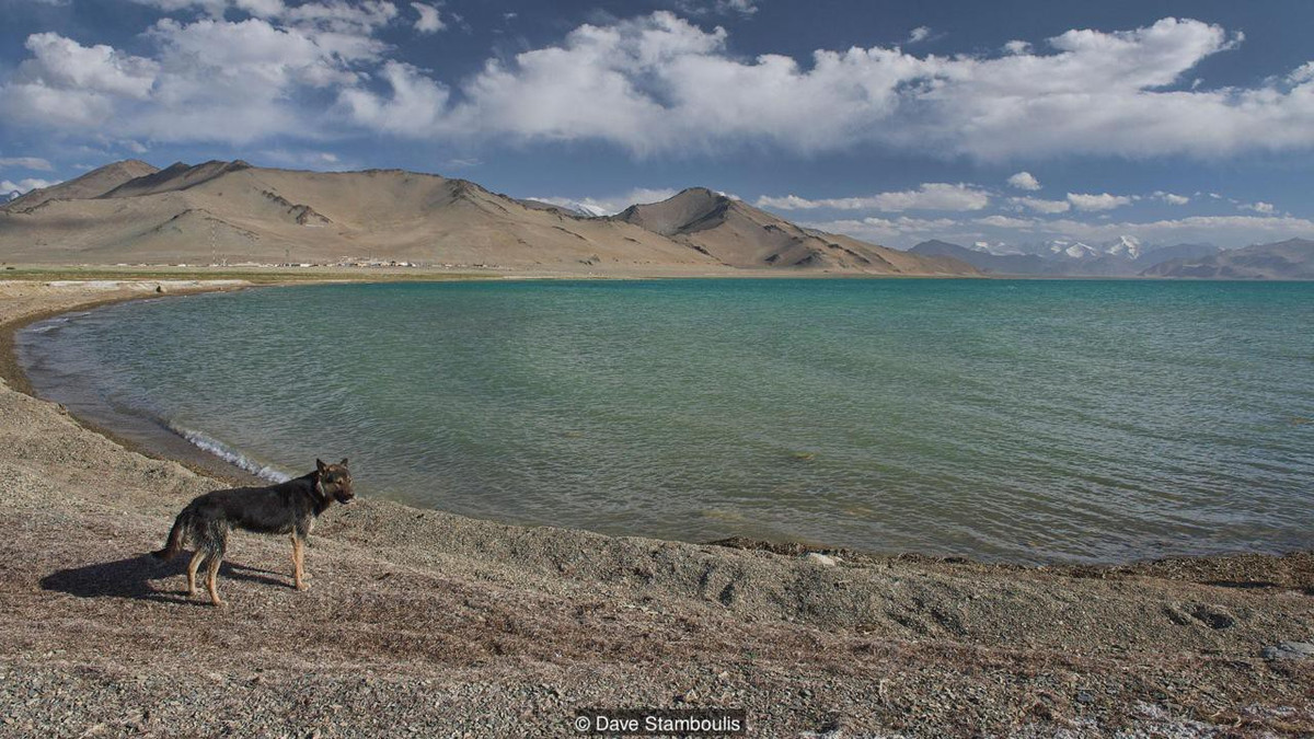 Nước ngầm và nước mưa tích tụ trong lòng hố lâu ngày, tạo thành hồ Karakul trên cao như bây giờ.