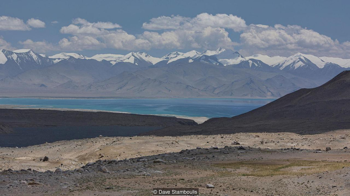 Được biết, màu sắc của nước trong hồ Karakul có sự thay đổi, từ màu xanh lục đến xanh da trời và đặc biệt, hồ có màu xanh nhạt rất đẹp trong suốt mùa hè.