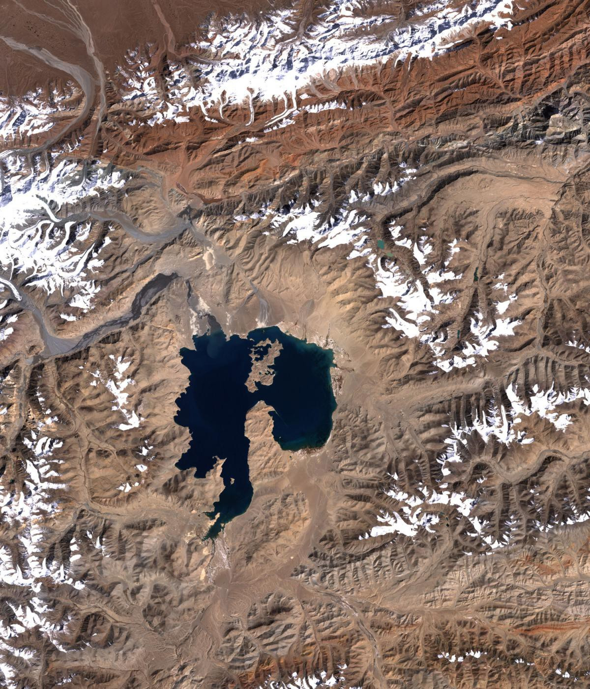 Qua thời gian, lượng muối lắng đọng trong hồ ngày càng nhiều. Không chỉ có thể, Karakul còn nhận thêm muối từ các mỏ muối trên cạn xung quanh vùng trung tâm dãy Pamir, khiến hồ Karakul mỗi ngày thêm mặn đắng.