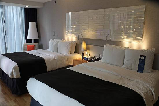 Bam theo con gai vao nha nghi, giam doc 50 tuoi bat khoc