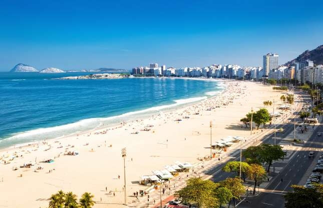 Bãi biển Copacabana - Rio de Janeiro, Brazil. Bãi biển nổi tiếng nhất ở Rio de Janeiro là điểm du lịch nổ tiếng thu hút hàng triệu khách du lịch mỗi năm. Tuy nhiên, bãi biển này được cảnh báo nguy hiểm với du khách vì mức độ vi khuẩn cao trong cả cát và nước. Bên cạnh đó, tội phạm, đặc biệt là nạn trộm cắp cũng là điều đáng nói của khu vực này.