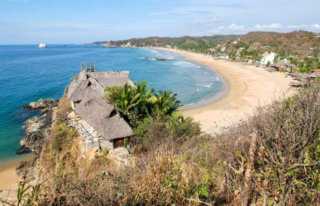 Bãi biển Zipolite, Mexico. Sở hữu vẻ đẹp hoang sơ, yên tĩnh, thậm chí có cả bãi tắm khỏa thân nhưng bãi biển này được xếp vào loại nguy hiểm vì có những dòng nước xoáy mạnh dẫn đến nhiều vụ chết đuối. Các nhân viên cứu hộ luôn phải túc trực để giúp các nạn nhân khi có sự cố.