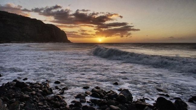 Hòn đảo nhiệt đới La Reunion - Pháp. Hòn đảo Reunion nằm ở phía đông Madagascar và là điểm du lịch nổi tiếng. Dù nằm bên ngoài nước Pháp nhưng Reunion được mệnh danh là Hawaii của riêng nước Pháp. Hòn đảo cũng được biết đến nhiều do sự tấn công của cá mập. Đã có khoảng 8 người chết trong vài năm trở lại đây. Gần nhất là vào tháng 2.2017, cá mập đã tấn công vào người đang lướt sóng trên bãi biển đẹp.