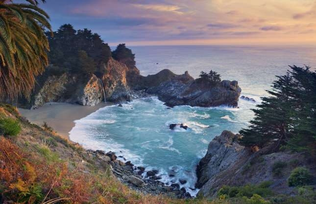 Tam giác đỏ - California, Mỹ. Bãi biển kéo dài hơn 320km này, từ Vịnh Bodega ở phía bắc đến Big Sur, là nơi có khoảng 38% các vụ tấn công cá mập trắng lớn ở Mỹ. Dù khu vực này có nhiều thức ăn như hải cẩu, rái cá hay sư tử biển, nhưng cá mập vẫn liên tục tấn công con người. Chính vì vậy, khu "Tam giác đỏ" được các tạp chí du lịch xem là một trong những bãi biển nguy hiểm nhất hành tinh.
