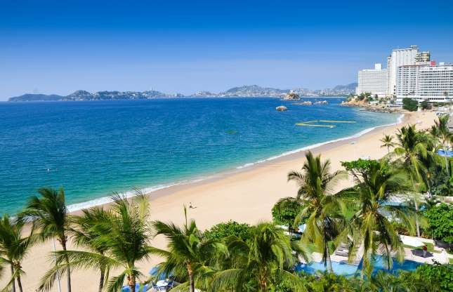 Thành phố biển Acapulco, Mexico. Thành phố biển Acapulco được gọi là thủ đô giết người Mexico. Dù khu vực này có nhiều khách sạn, bãi biển đẹp thế nhưng đây là địa bàn của ác băng đảng ma túy. Chính vì vậy, chuyện cướp của, giết người, đánh nhau, hành hung… thường xuyên diễn ra khiến các du khách phải “chùn chân” mỗi khi nghĩ đến.