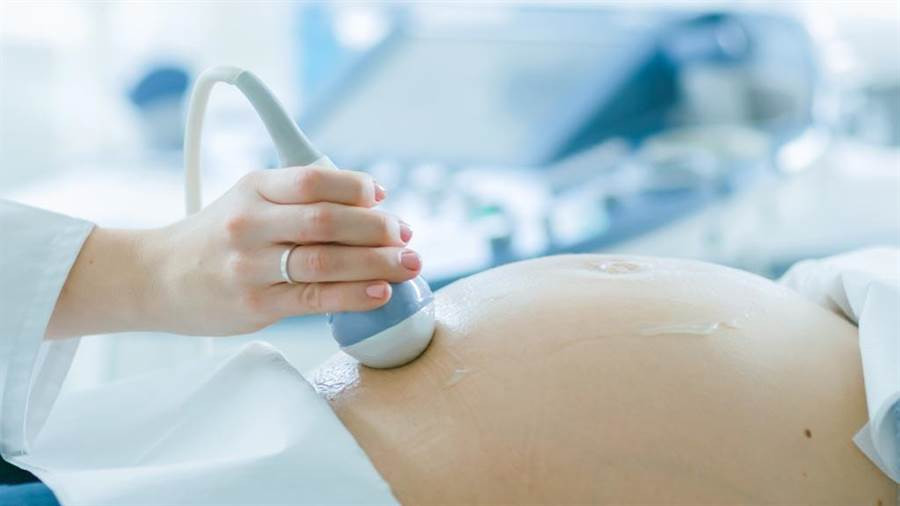 Co gai dau du doi moi biet co thai nhung o cho choang vang...