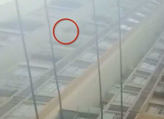 Roi tu tang 26 xuong, be gai song sot nhu phep mau