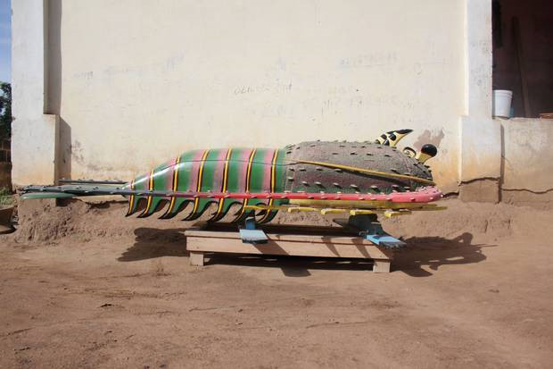 Có nhiều người nói rằng ông Paa Joe đang trục lợi trên cái chết của người khác với cái giá cắt cổ. Tuy nhiên, theo người thợ làm quan tài nổi tiếng này, không có ai vui vẻ khi bất kỳ người nào qua đời. Thế nhưng, vì tin rằng cuộc sống vẫn sẽ tiếp diễn sau khi một người chết đi, nên ông và những người thợ đóng quan tài muốn dành cho họ những lời chia tay hoàn hảo nhất.