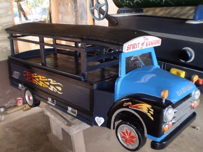 Hơn nữa, tại địa phương, khi người dân không yêu cầu quá cao về vật liệu, ông và những người thợ đóng quan tài vẫn cố gắng giảm giá thành xuống mức người dân chấp nhận được.