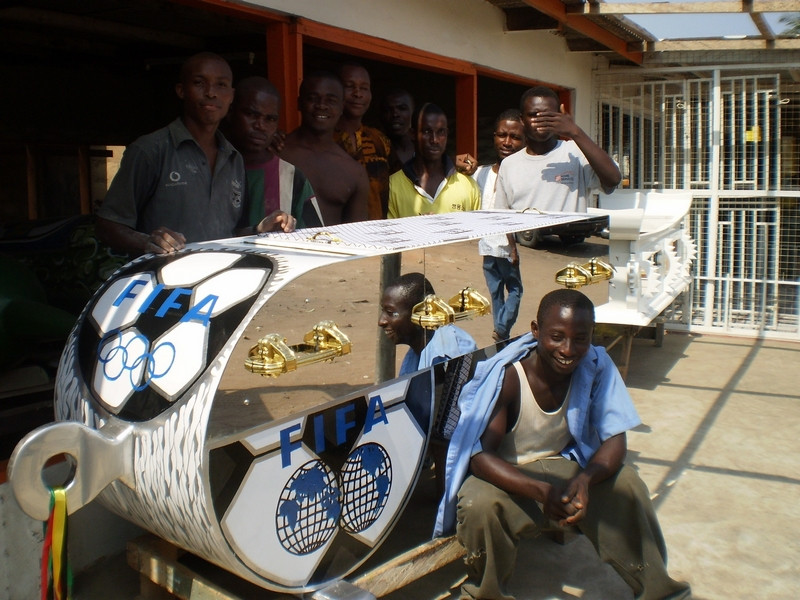 Bởi thế, quan tài của người Ghana không hề giống các loại quan tài khác trên thế giới vuông vức, sang trọng, quan tài của họ có đủ mọi loại hình thù, kích thước, từ những con gà, chó, cá, sư tử, đại bàng...