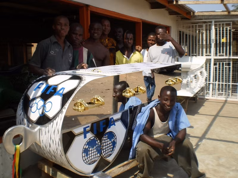 Bởi thế, quan tài của người Ghana không hề giống các loại quan tài khác trên thế giới vuông vức, sang trọng, quan tài của họ có đủ mọi loại hình thù, kích thước, từ những con gà, chó, cá, sư tử, đại bàng...