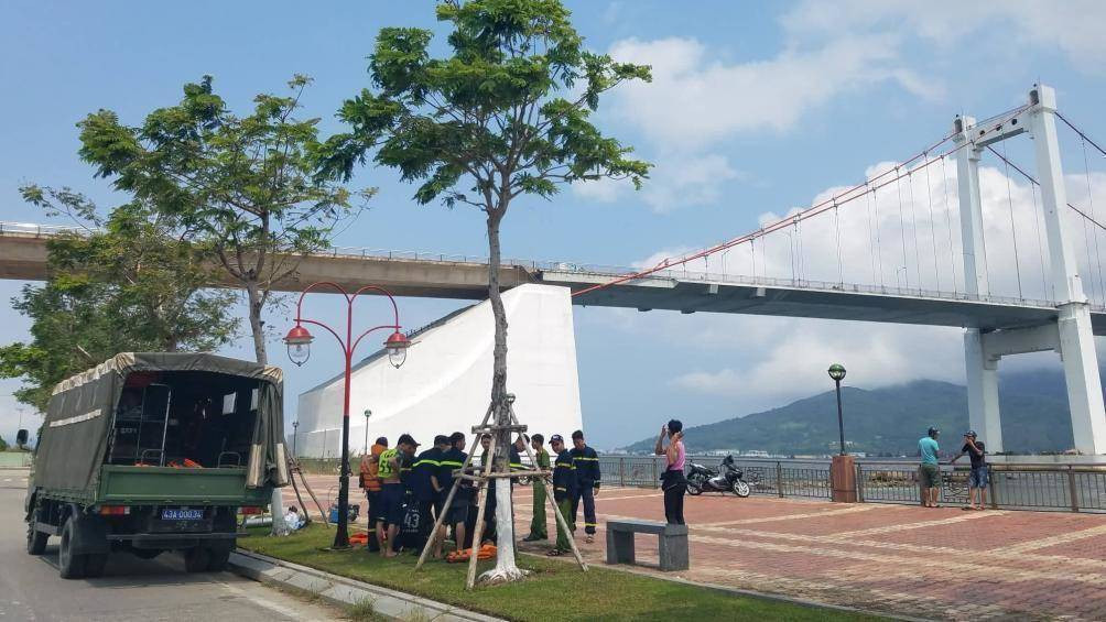 Cha giet con vut xac xuong song: Cong an 2 lan de nghi khoi to chua duoc