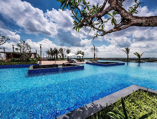 Chẳng cần đi đâu xa xôi, bể bơi vô cực khổng lồ với khoảng view cao tít bao trọn hơn 3.000m2 trên nóc trung tâm thương mại Vincom Plaza Long Biên chắc chắn sẽ dập tan cơn nóng của bạn. Bể bơi vô cực ở Vincom Plaza Long Biên chỉ giới hạn cho cư dân khu đô thị, nhưng bạn vẫn có thể trải nghiệm được trọn vẹn khi đi cùng bạn bè hoặc người quen đang sinh sống tại đây.