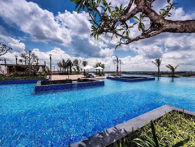 Chẳng cần đi đâu xa xôi, bể bơi vô cực khổng lồ với khoảng view cao tít bao trọn hơn 3.000m2 trên nóc trung tâm thương mại Vincom Plaza Long Biên chắc chắn sẽ dập tan cơn nóng của bạn. Bể bơi vô cực ở Vincom Plaza Long Biên chỉ giới hạn cho cư dân khu đô thị, nhưng bạn vẫn có thể trải nghiệm được trọn vẹn khi đi cùng bạn bè hoặc người quen đang sinh sống tại đây.