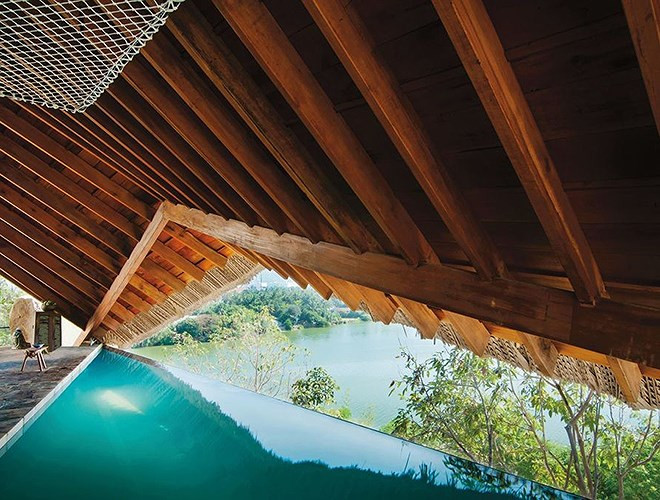 Cái tên thứ 3 được nhắc tới là I-Resort Tent nằm tại xã Vĩnh Ngọc, cách trung tâm TP.Nha Trang khoảng 7 km. Khu nghỉ này khá mới lạ với ngay cả du khách Việt Nam nhưng bất ngờ được các du khách quốc tế bình chọn. Bể bơi ở đây độc đáo bởi có mái che dựng bằng gỗ và lợp lá tạo bóng mát tựa như những mái nhà ở nông thôn Việt Nam. Từ đây, du khách có thể nhìn thẳng ra khoảng không rợp bóng cây xanh, mang tới không gian gần gũi thiên thiên