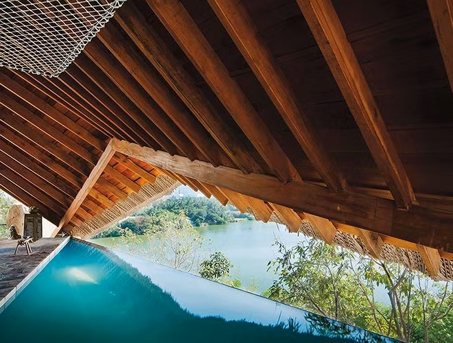 Cái tên thứ 3 được nhắc tới là I-Resort Tent nằm tại xã Vĩnh Ngọc, cách trung tâm TP.Nha Trang khoảng 7 km. Khu nghỉ này khá mới lạ với ngay cả du khách Việt Nam nhưng bất ngờ được các du khách quốc tế bình chọn. Bể bơi ở đây độc đáo bởi có mái che dựng bằng gỗ và lợp lá tạo bóng mát tựa như những mái nhà ở nông thôn Việt Nam. Từ đây, du khách có thể nhìn thẳng ra khoảng không rợp bóng cây xanh, mang tới không gian gần gũi thiên thiên