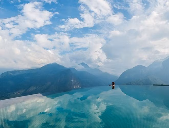 Khu nghỉ dưỡng Topas Ecolodge đứng đầu trong danh sách các bể bơi vô cực đẹp nhất ở Việt Nam. Đây cũng được xem là 21 khu nghỉ dưỡng danh tốt nhất trên thế giới. Bể bơi vô cực ở đây được xây dựng bên sườn đồi cao 900m so với mặt nước biển với diện tích gần 100 m vuông. Điểm đặc biệt của bể bơi này là có bể bơi cho trẻ em, sử dụng nước mặn và làm nóng với hệ thống thân thiện với môi trường.