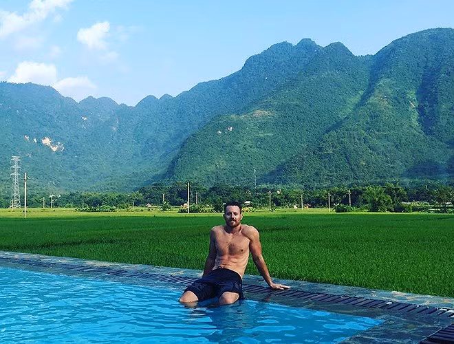 Sol Bungalow, Mai Châu, Hòa Bình: Sol Bungalow ẩn mình giữa thung lũng xanh rì, với núi non ngút ngàn tầm mắt. Không gian ở đây lúc nào cũng mát mẻ, sảng khoái và trong veo.