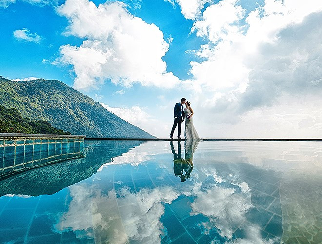 Bể bơi vô cực này thuộc khu nghỉ dưỡng Belvedere Resort ở Tam Đảo có tầm nhìn ra những dãy núi trùng điệp mây mờ bao phủ. Vẻ đẹp của bể bơi này nổi tiếng tới mức chính vì bể bơi này mà khu nghỉ dưỡng trở thành điểm chụp ảnh cưới của các đôi bạn trẻ ở miền Bắc