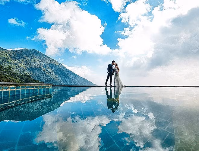 Bể bơi vô cực này thuộc khu nghỉ dưỡng Belvedere Resort ở Tam Đảo có tầm nhìn ra những dãy núi trùng điệp mây mờ bao phủ. Vẻ đẹp của bể bơi này nổi tiếng tới mức chính vì bể bơi này mà khu nghỉ dưỡng trở thành điểm chụp ảnh cưới của các đôi bạn trẻ ở miền Bắc