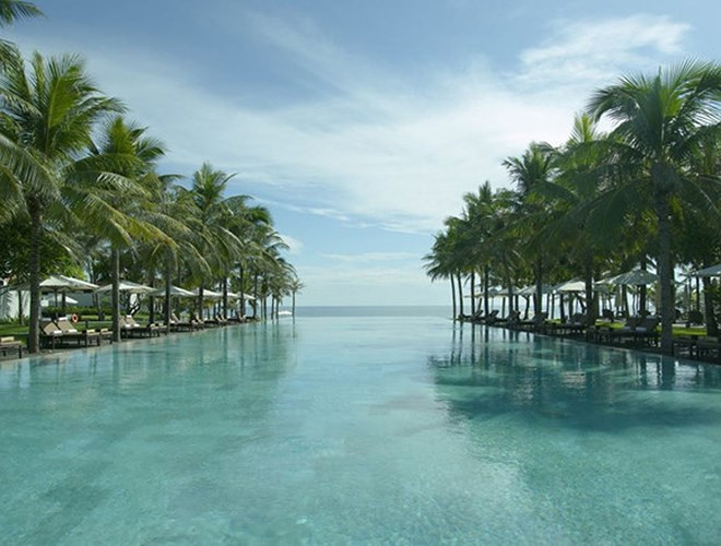 Cái tên đầu tiên được kể đến là bể bơi ở khu resort The Hai Nam (Hội An). Nằm trên bờ biển Hà My đẹp bậc nhất châu Á, bể bơi vô cực trong khu nghỉ hướng ra biển nước xanh trong đem lại trải nghiệm tuyệt vời dành cho du khách.