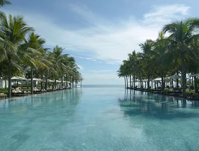 Cái tên đầu tiên được kể đến là bể bơi ở khu resort The Hai Nam (Hội An). Nằm trên bờ biển Hà My đẹp bậc nhất châu Á, bể bơi vô cực trong khu nghỉ hướng ra biển nước xanh trong đem lại trải nghiệm tuyệt vời dành cho du khách.