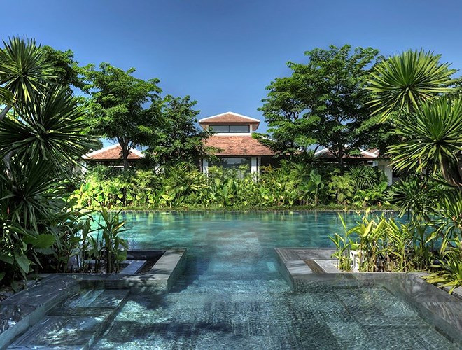 Bể bơi thứ 2 có mặt trong danh sách này là bể bơi Fusion Maia (Đà Nẵng). Nằm trên bãi biển Mỹ Khê xinh đẹp, Fusion Maia cung cấp các biệt thự 5 sao với hồ bơi riêng của từng villa, bên cạnh bể bơi chung. Nơi đây nổi bật với các trải nghiệm spa, yoga riêng biệt dành cho du khách. Khu resort này sở hữu các bể bơi cao cấp kết hợp thác nước nhìn ra khung cảnh thiên nhiên tuyệt đẹp, là điểm đến lý tưởng để các tín đồ du lịch trải nghiệm