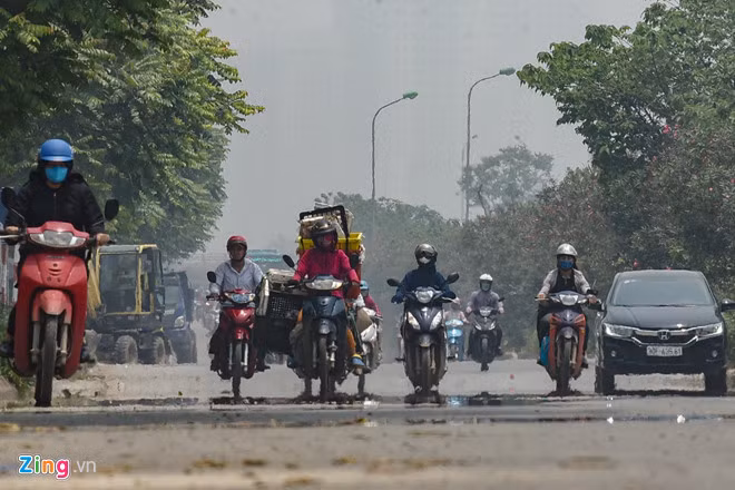 Shipper tang gia, che don hang trong ngay Ha Noi nang nong