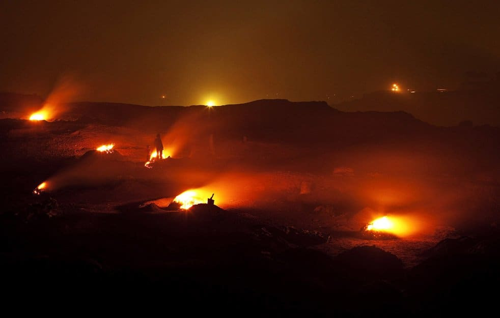 Jharia Coalfield, ở Ấn Độ, có những mỏ than cháy lớn nhất trên toàn thế giới. Hiện tại có 70 mỏ than khác nhau đang cháy, với hàng ngàn tấn carbon dioxide được bơm vào khí quyển mỗi năm.