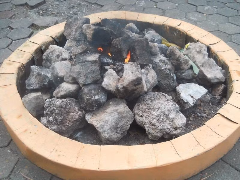 Theo một truyền thuyết cũ ở Indonesia, khi nghỉ ngơi tại ngôi làng Manggarmas, một nhóm nhà sư đã gặp sự lạ. Nhà sư Sunan Kalijaga mắc kẹt cây gậy của mình trên mặt đất, và cuối cùng đã dẫn đến sự phát sinh của ngọn lửa. Ngọn lửa này trở nên linh thiêng, cháy mãi cho đến tận ngày nay.